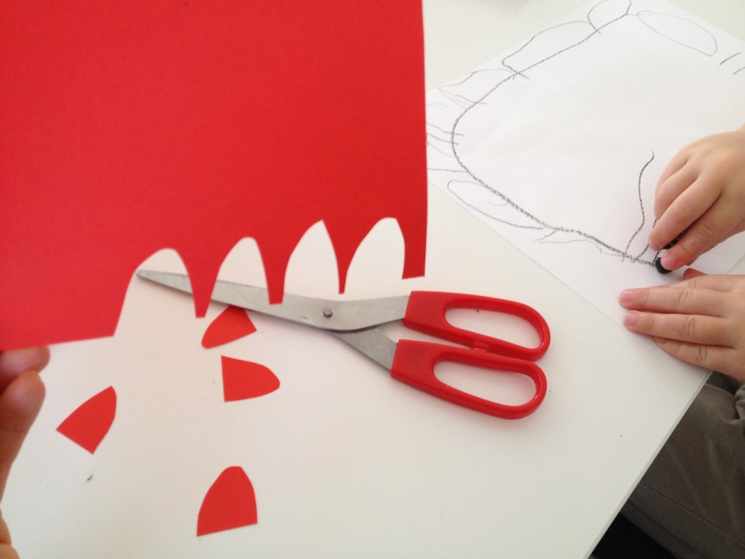 My son loves "le stégosaure" so I got busy making "les plaques" while he drew the dinosaur.