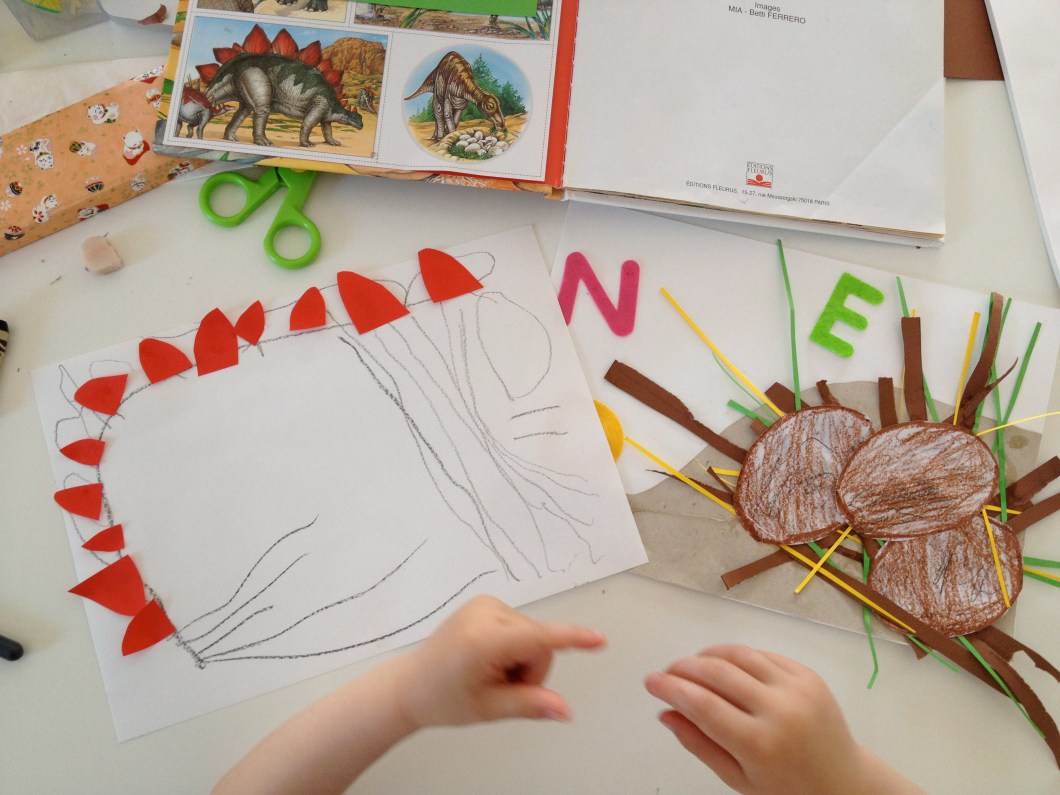 Mama stégosaure with her nest of eggs!