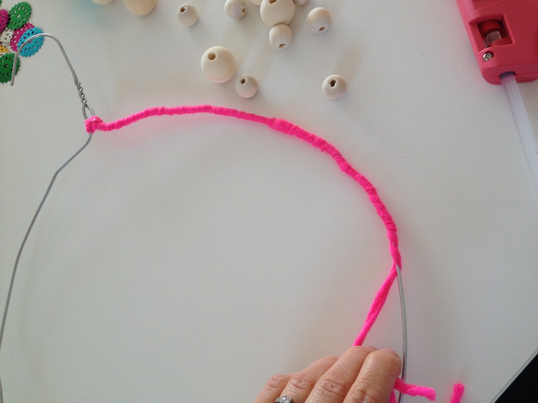 Now continue to wrap the wool around the wire, making knots and adding glue as needed...